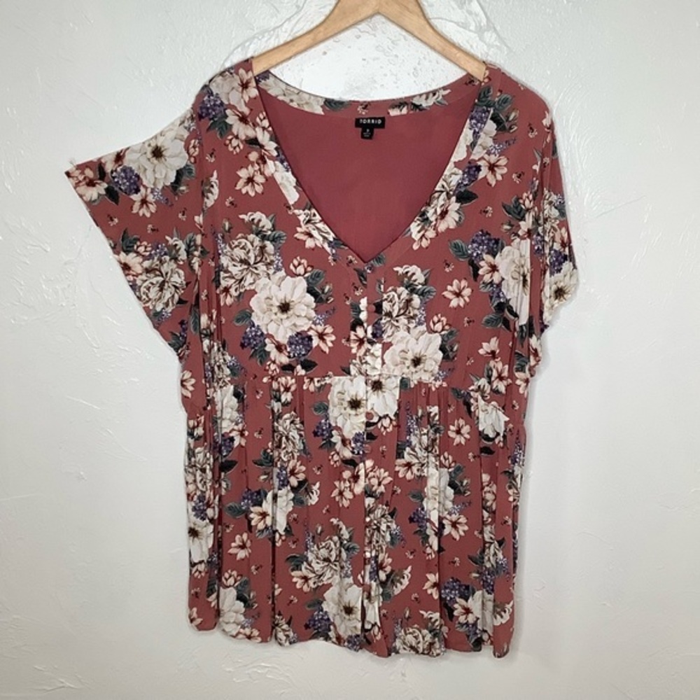 torrid 3 mauve base floral pattern v neck short sleeves blouse size 3X EUC